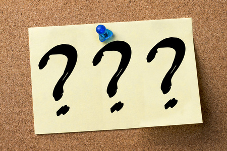 三个问号-不干胶标签固定在公告板上照片