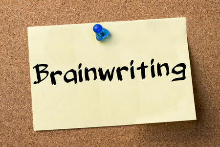 Brainwriting不干胶标签固定在公告板上