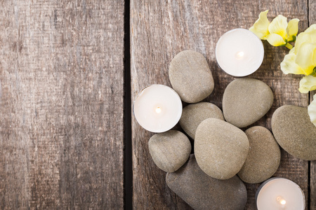 蜡烛和石头上木制背景