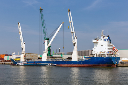 安特卫普港口与货船停泊在码头的大吊车