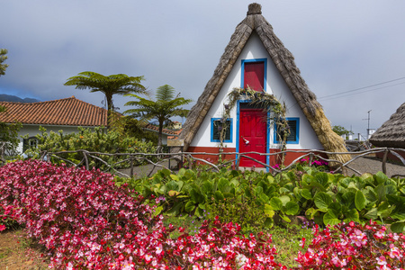 在桑塔纳马德拉，葡萄牙传统农村房子