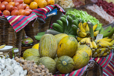 大量的热带水果的户外用品市场