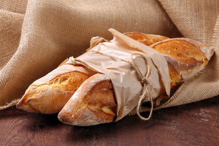 新鲜的法国面包，面包店里