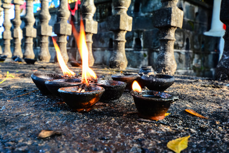 传统的粘土灯点燃在斯里兰卡的佛教寺院