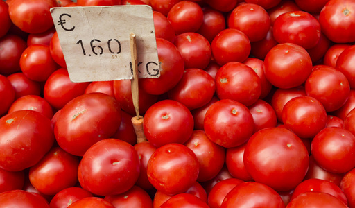 新鲜的西红柿市场摊位