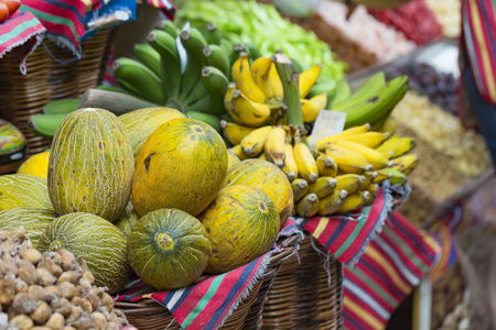大量的热带水果的户外用品市场