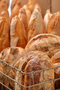 在面包店里的金属筐新鲜法国面包
