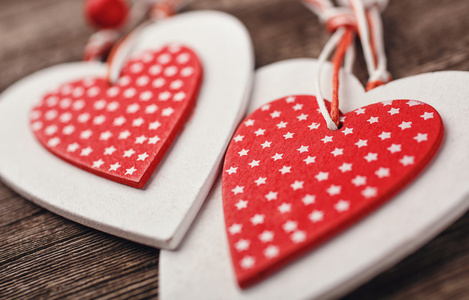 白色和红色缝圣诞爱心在木制的背景下，为情人节的问候