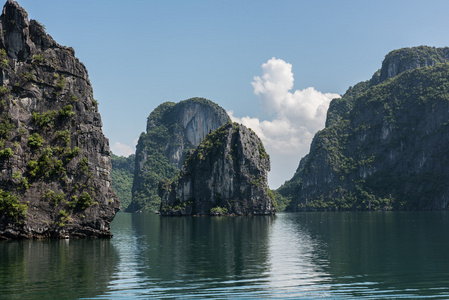 在小岛下龙湾