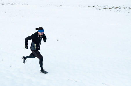 在雪地上奔跑的人图片