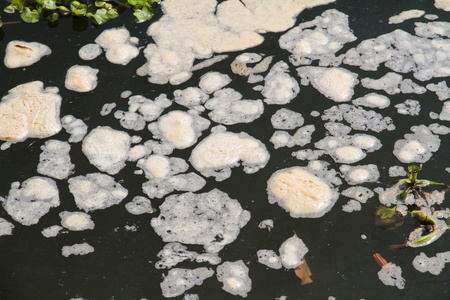 有毒的太阳落在海洋中污浊的地下污水渠流出的有毒