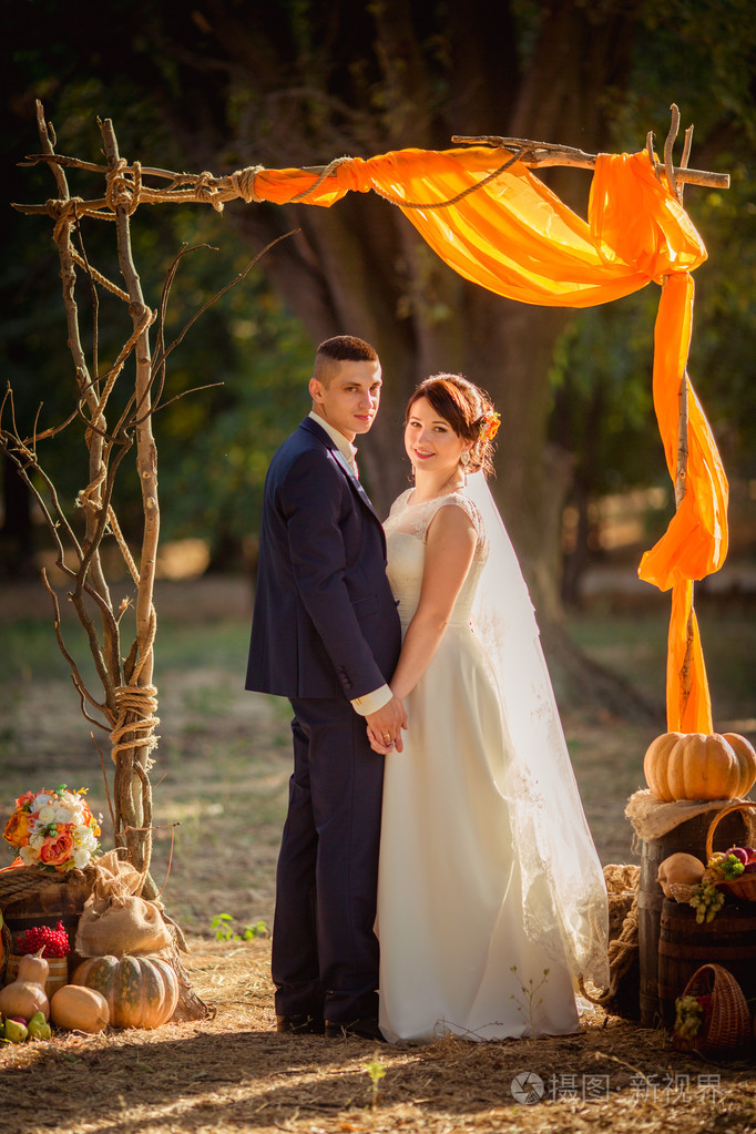 在自己的婚礼上新郎和新娘