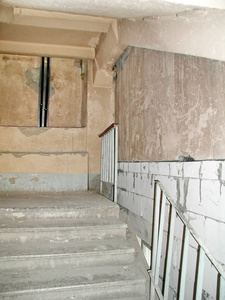 旧的混凝土楼梯阁楼