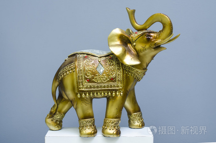 一只大象的金色雕像