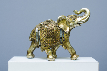 一只大象的金色雕像图片