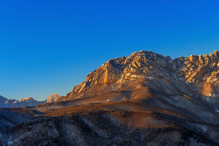 蔚山 bawi 在冬季，韩国的 Seoraksan 山区的岩石