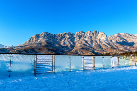 蔚山 bawi 在冬季，韩国的 Seoraksan 山区的岩石