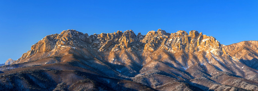 蔚山 bawi 在冬季，韩国的 Seoraksan 山区的岩石