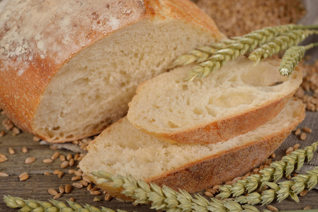 新鲜的面包和小麦