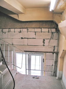 旧的混凝土楼梯阁楼图片