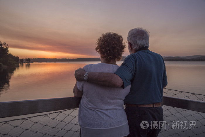 两个老人看夕阳图片图片