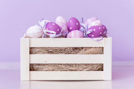 紫色的复活节彩蛋在紫色的背景