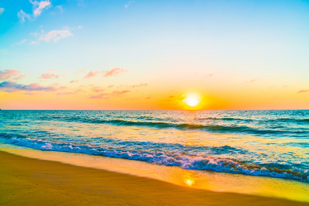 夕阳与大海和海滩