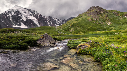 在与水晶河绿色山谷山风景