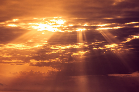 与光线的夕阳的天空照片