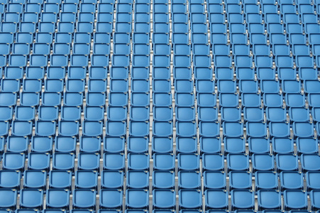 球场上空着的观众蓝色塑料座椅