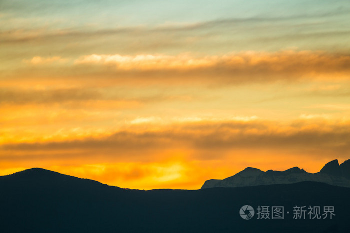 日落  日出与生动多彩的天空 云彩和山黑影