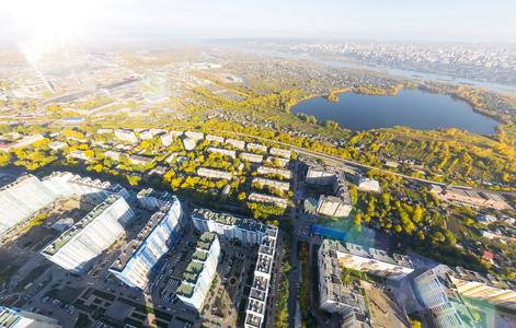 空中城市视野与十字路口路房子大厦和公园