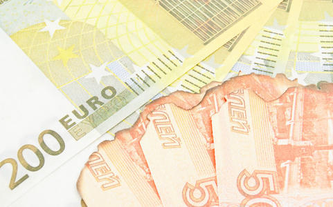 烧焦的俄罗斯纸币和欧元背景