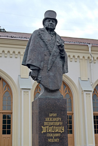 亚历山大  路德维戈维奇 Shtiglits 男爵对火车站站新彼得夏宫的纪念碑