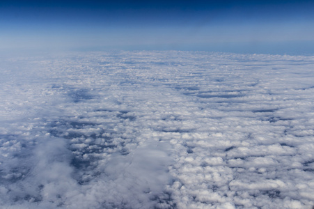 阿尔卑斯山上空的云。2015年