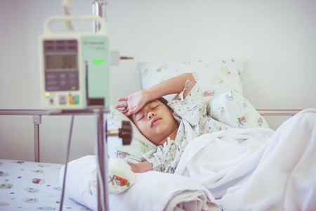 医院输液区图片亚洲男孩睡在病床上输液泵静脉四照片
