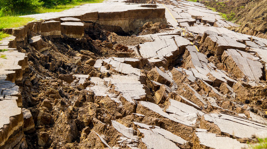 地震造成的道路的崩溃