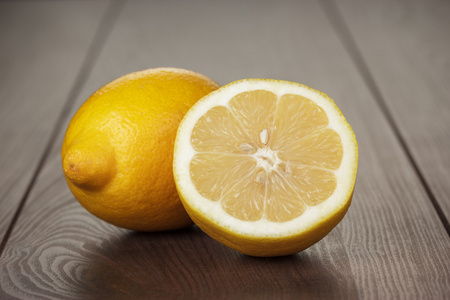 木桌上的新鲜柠檬