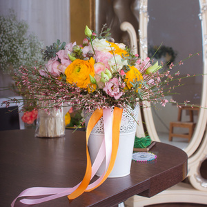 美丽的花束，用粉色和橙色的花