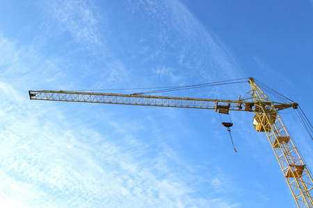 对天空建筑起重机