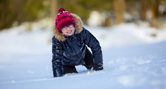 一个小女孩在雪中的画像 小时候很多雪的冬天快乐照片 正版商用图片1lyuha 摄图新视界