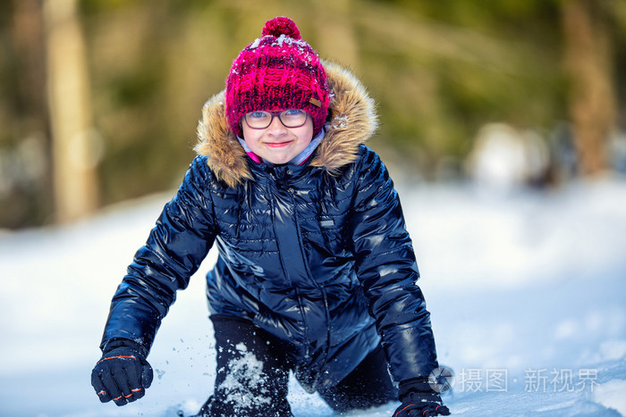 一个小女孩在雪中的画像.小时候很多雪的冬天快乐