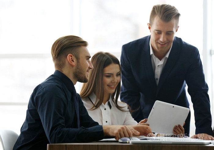 商务人讨论新项目照片-正版商用图片1lywhf-摄图新视界