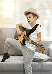男孩弹吉他
