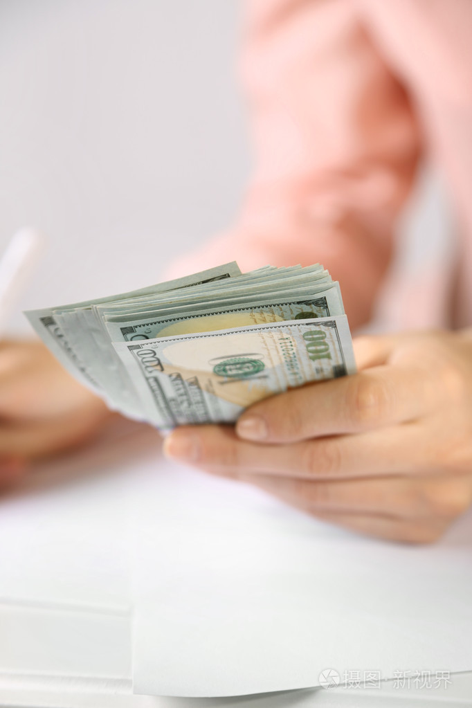 手拿着港元银行纸币