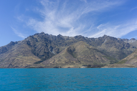 瓦卡蒂普湖山