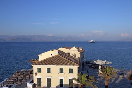 渡船航行在希腊科孚岛镇附近