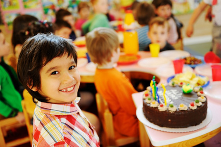 孩子们在幼儿园操场上的生日晚会