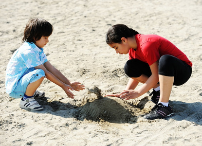 孩子们在玩沙的海滩上