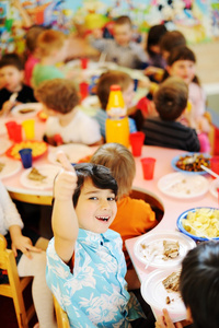 孩子们庆祝生日